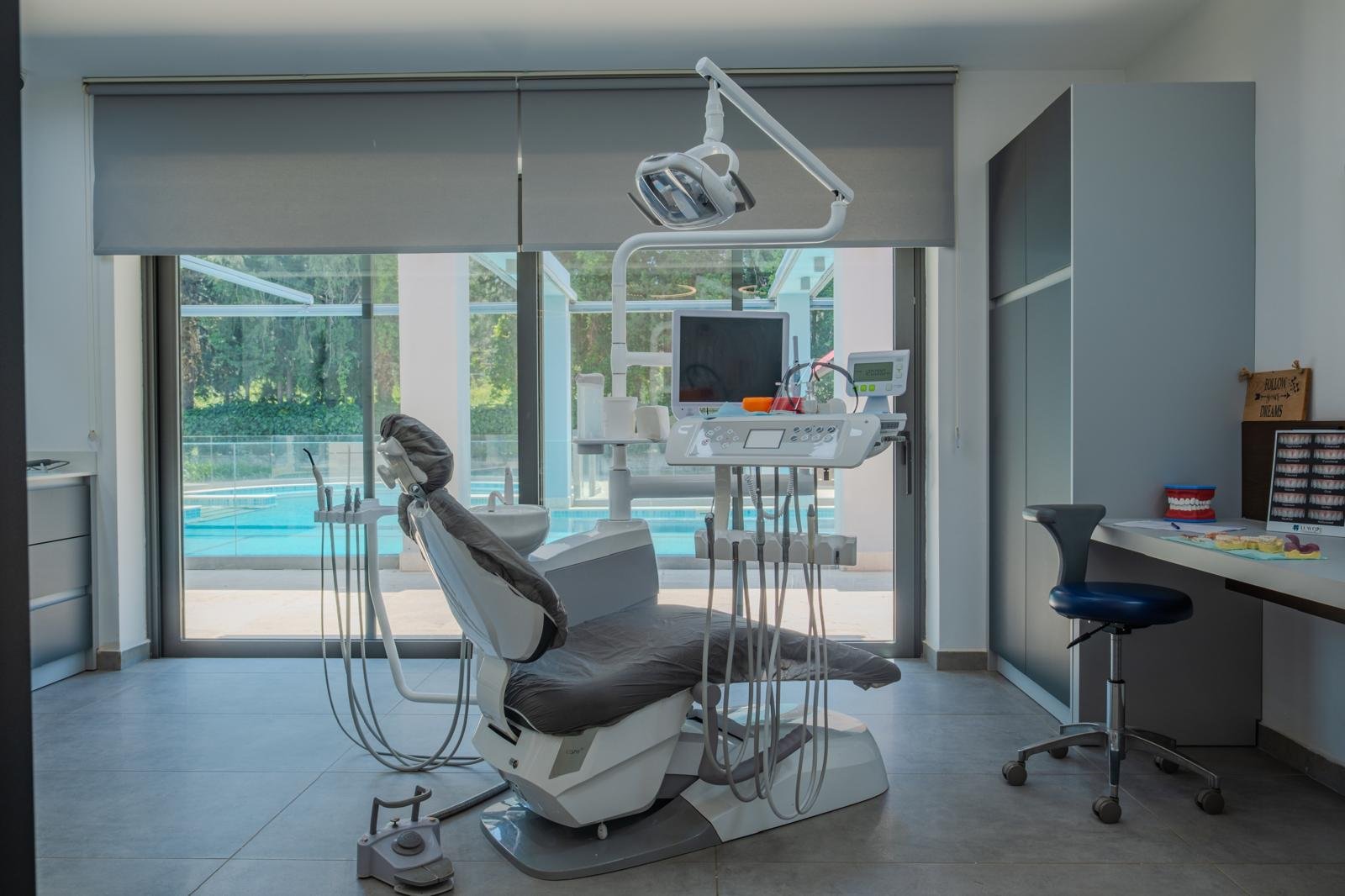 Bright, modern Best Clinics Verse treatment room with a sea-view terrace in Antalya
